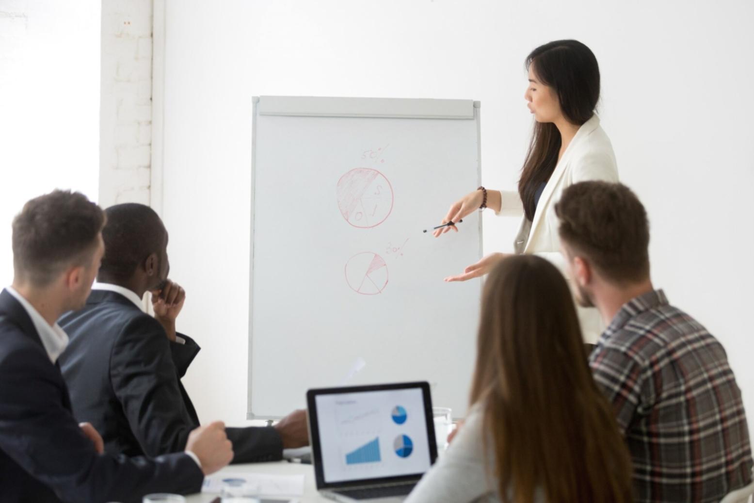 Estudiantes aprendiendo conceptos financieros